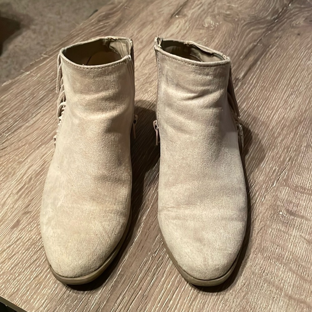 Universal Thread tan side zip ankle boots, Size 5, worn once